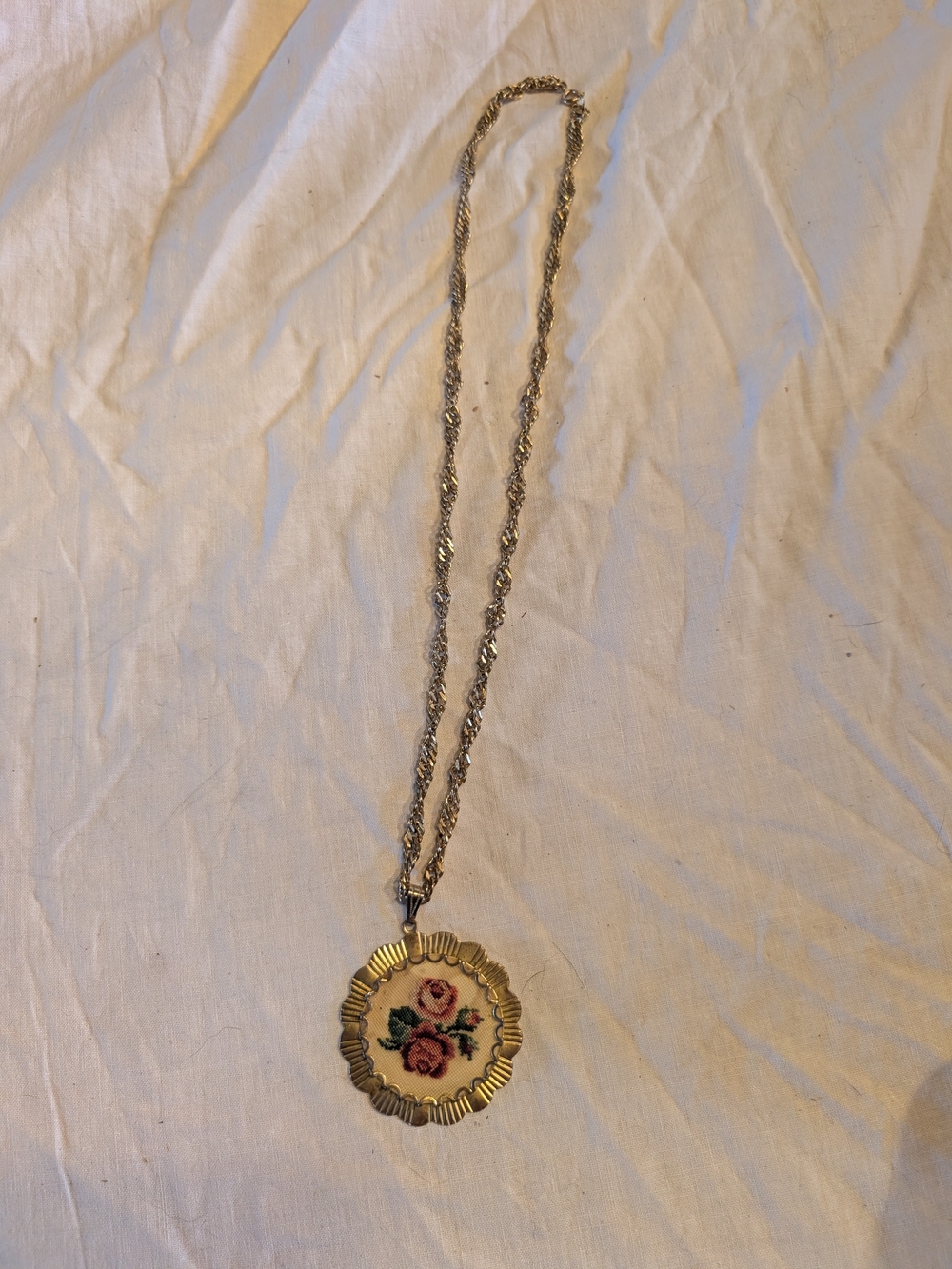 2/80$ Vintage Gold Floral Pendant Necklace with Pink Roses